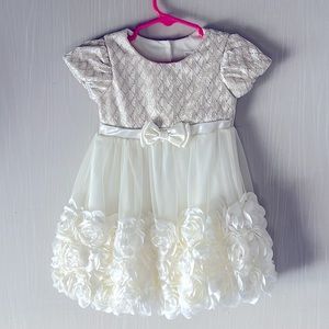 Beautiful little girls dresses sizes from 3 - 18 months.